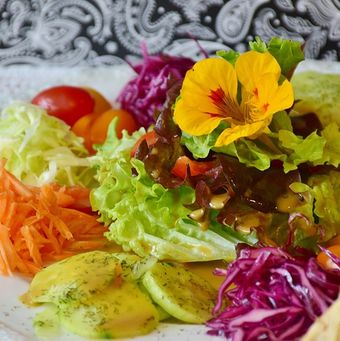Gemischter Salat mit Pinienkerne